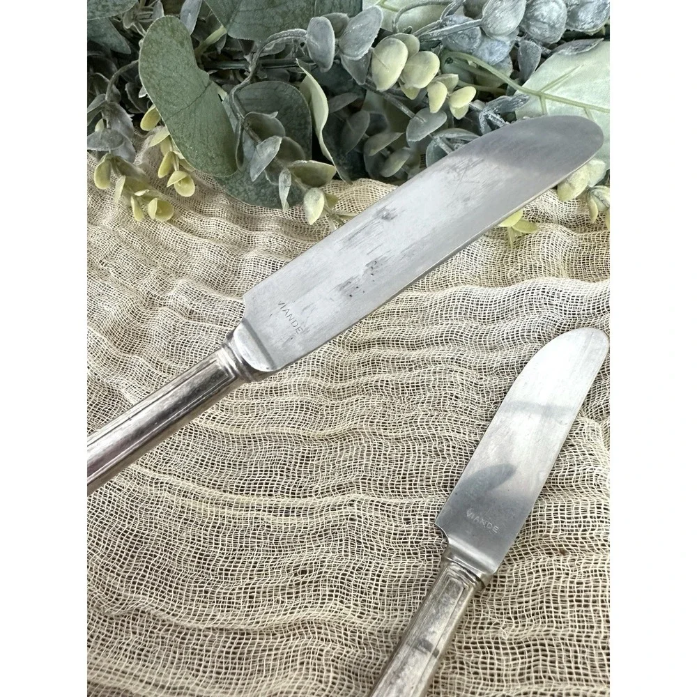 2 Antique 1912 INTERNATIONAL SILVER Cromwell Silverplate Grille Knives TC Mono‎